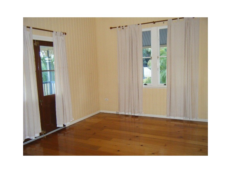 2 Carlton St, Highgate Hill QLD 4101