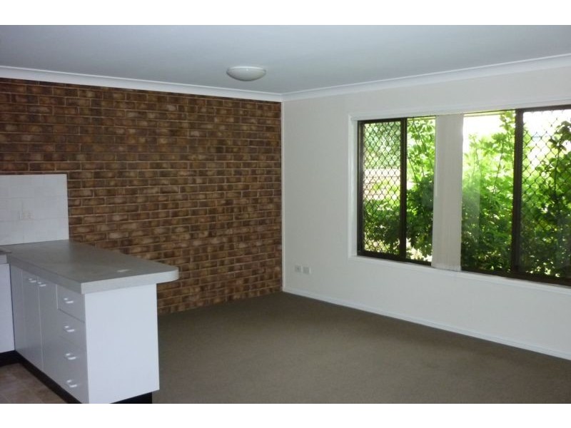 2/11 Emsworth Street, Wynnum QLD 4178