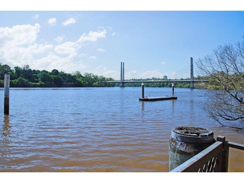 33 Brisbane Corso, Fairfield QLD 4103