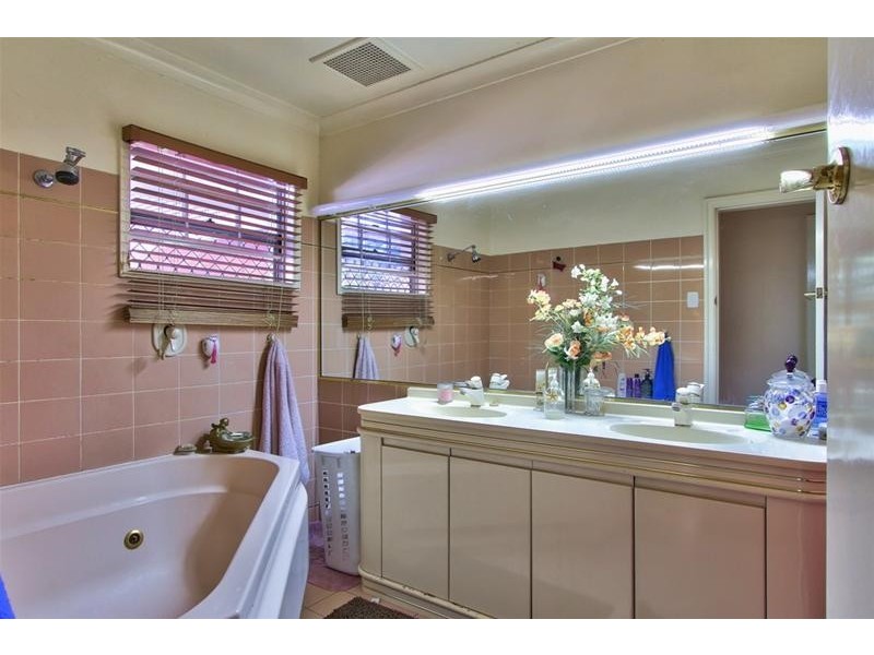 42 Kneale Street, Holland Park West QLD 4121