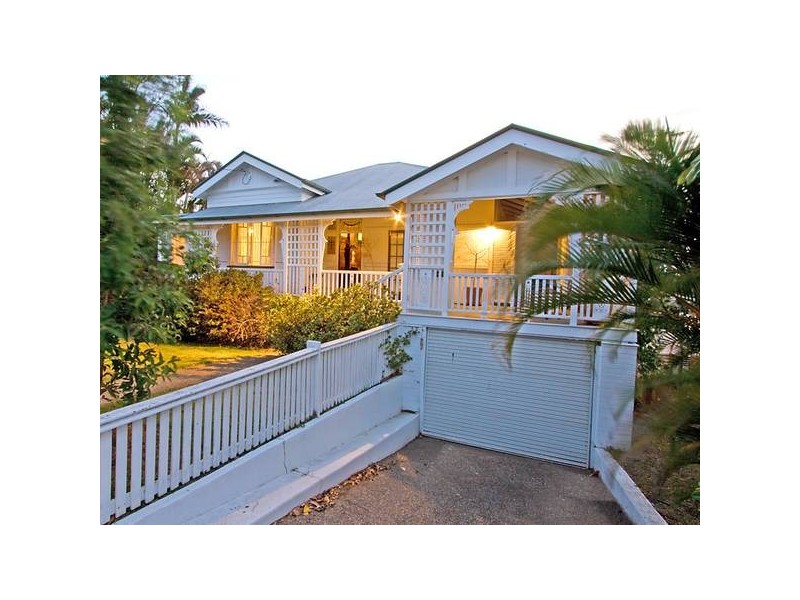 25 Henzell Terrace, Greenslopes QLD 4120