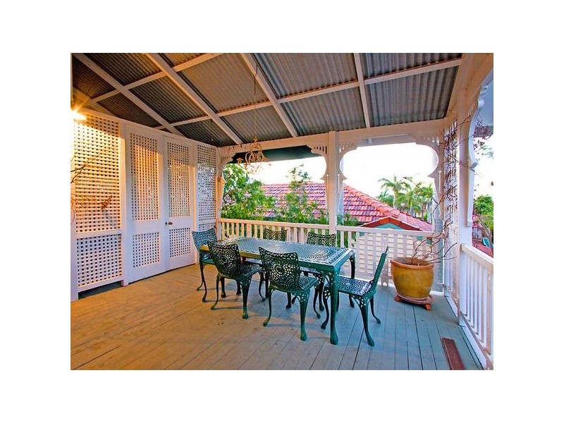 25 Henzell Terrace, Greenslopes QLD 4120