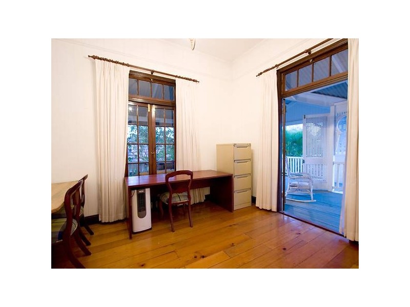 25 Henzell Terrace, Greenslopes QLD 4120