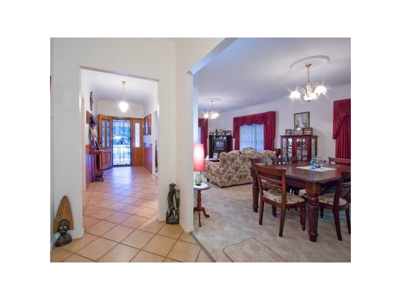 24 Madison Court, Munruben QLD 4125