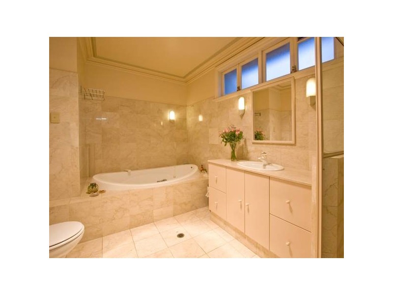 305 Cavendish Road, Coorparoo QLD 4151