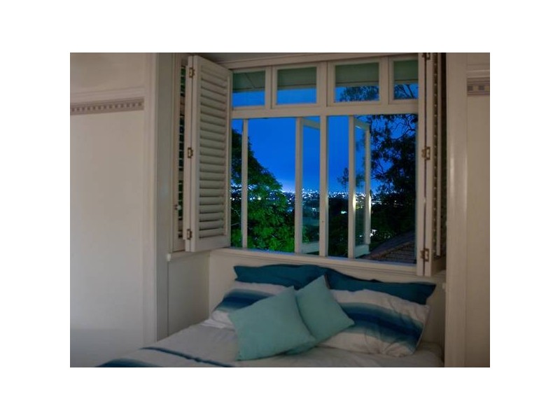 305 Cavendish Road, Coorparoo QLD 4151