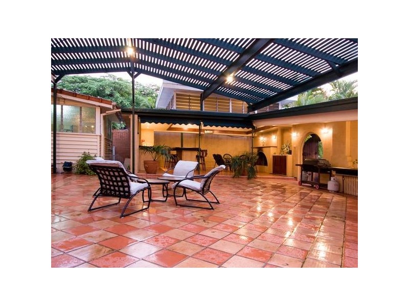 305 Cavendish Road, Coorparoo QLD 4151