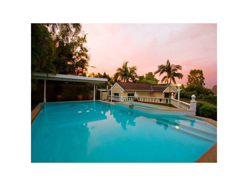 305 Cavendish Road, Coorparoo QLD 4151