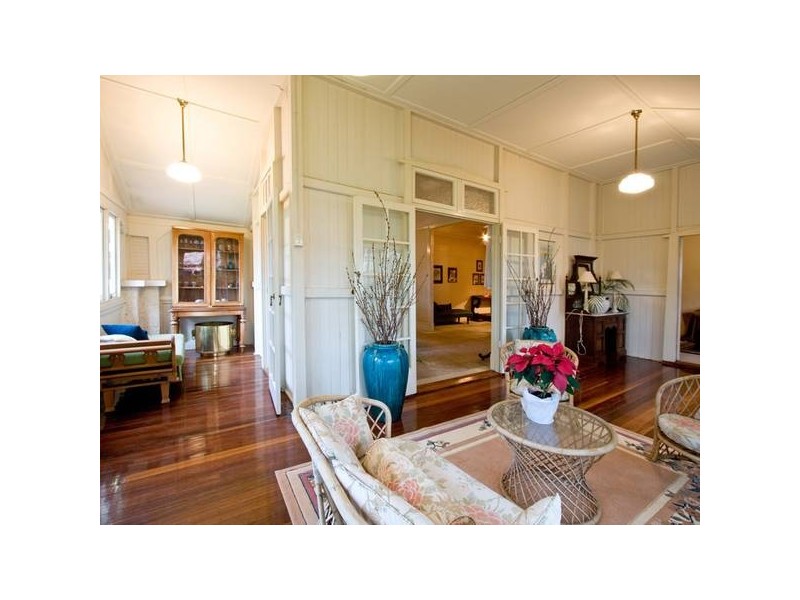 305 Cavendish Road, Coorparoo QLD 4151