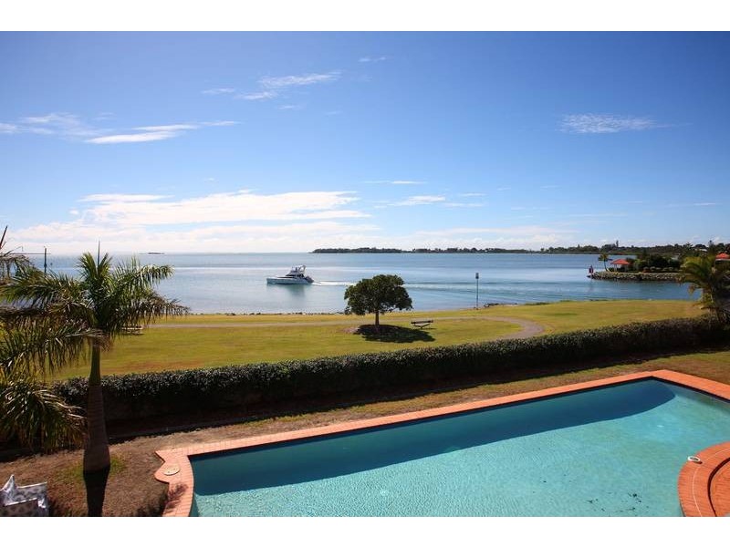 19 Mainsail Street, Birkdale QLD 4159