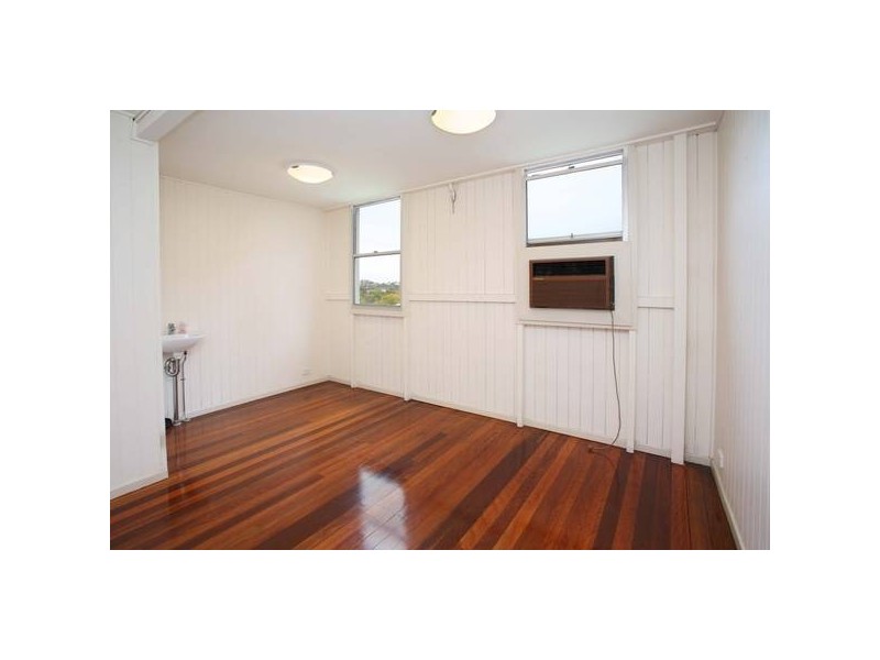 19 Dornoch Tce, West End QLD 4101