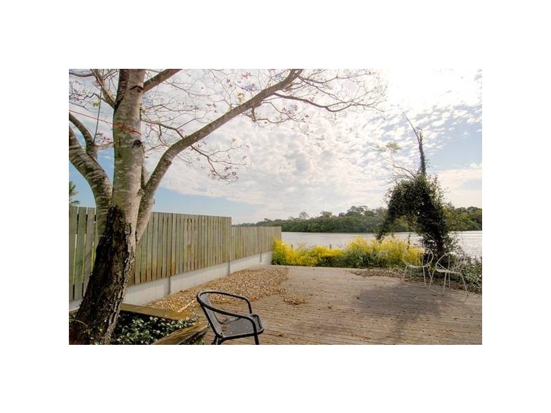 37 Brisbane Corso, Fairfield QLD 4103