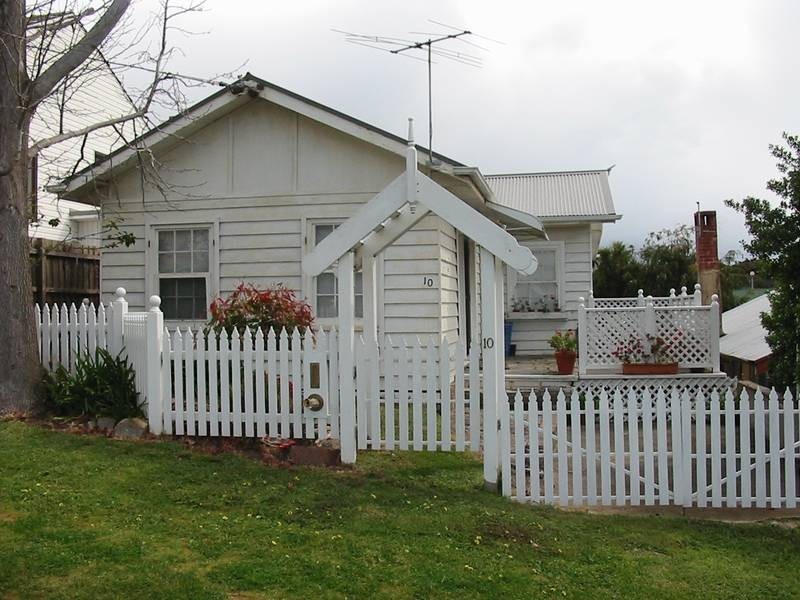 10 Fourth Avenue, Rosebud VIC 3939