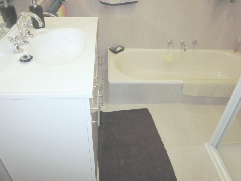 16 Broadway, Rosebud West VIC 3940