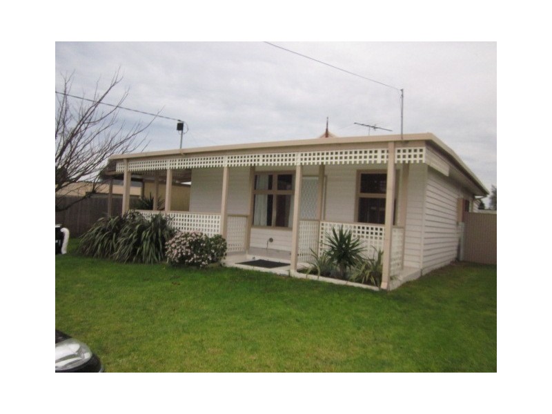 2 Moorfield Avenue, Rosebud VIC 3939