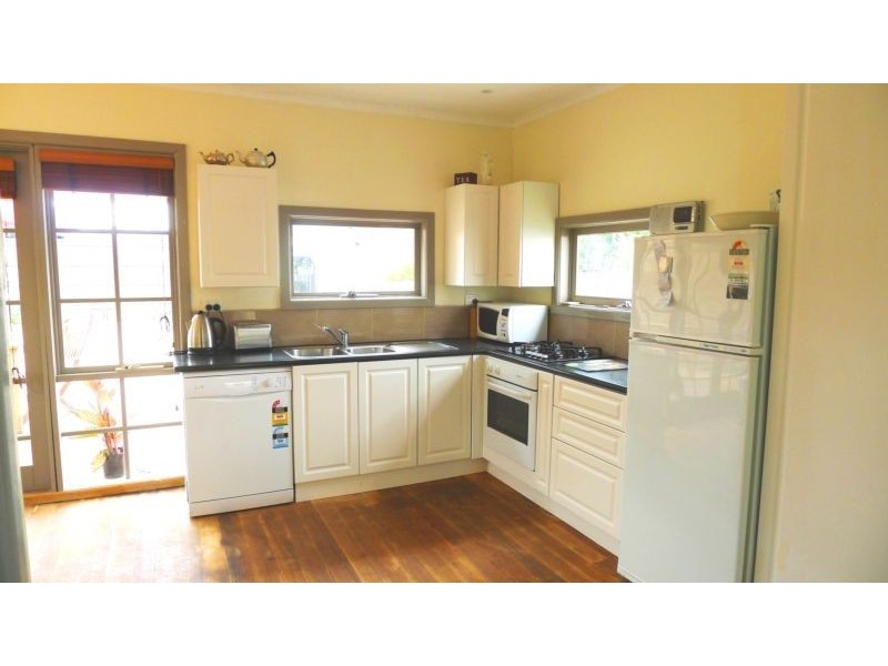 4 Fifth Avenue, Rosebud VIC 3939