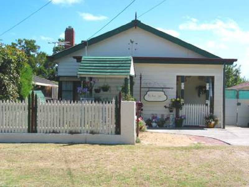 18 Sixth Avenue, Rosebud VIC 3939