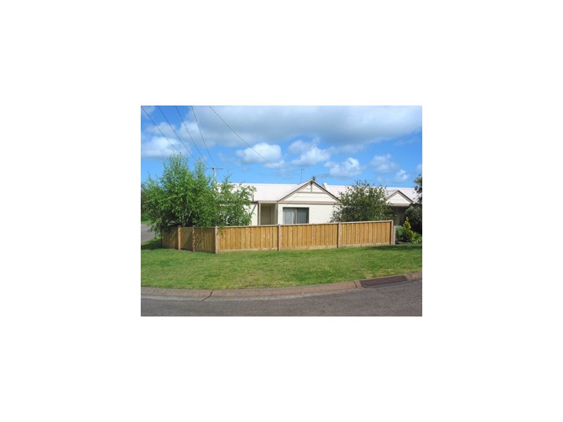 132 Fourth Avenue, Rosebud VIC 3939