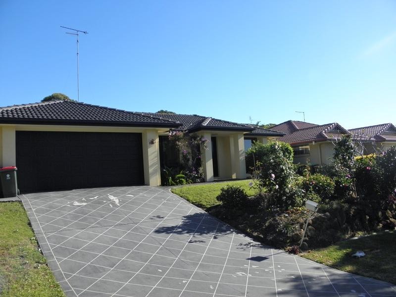 16 Grassmere Court, Banora Point NSW 2486