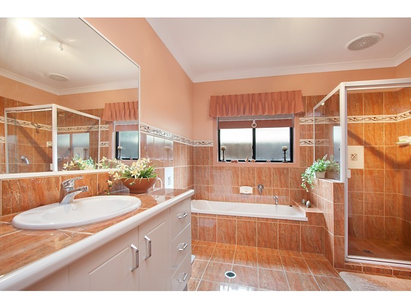 16 Comenara Crescent, Banora Point NSW 2486