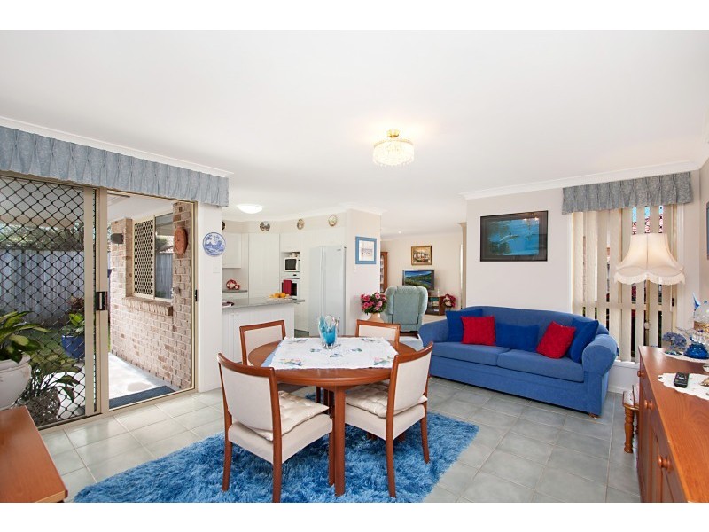 2/4 Magnolia Crescent, Banora Point NSW 2486