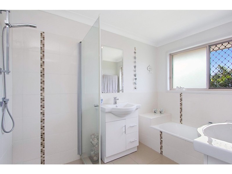 25 Honeymyrtle Drive, Banora Point NSW 2486