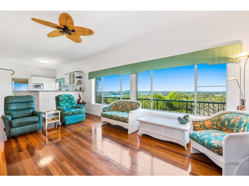 4 Dolphin Place, Banora Point NSW 2486