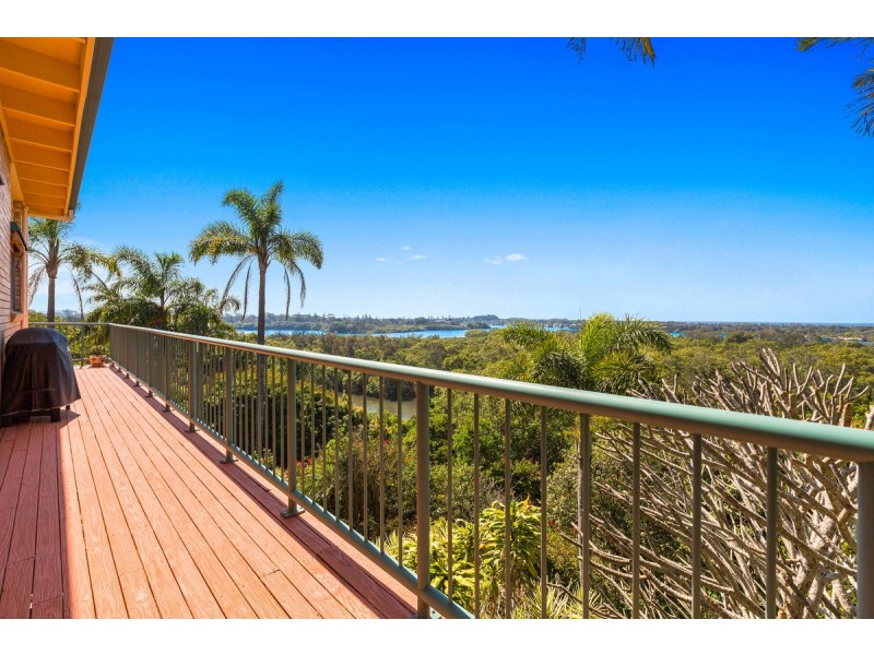 4 Dolphin Place, Banora Point NSW 2486