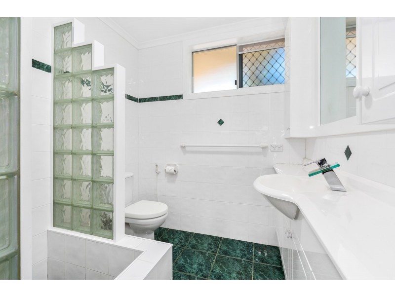 4 Dolphin Place, Banora Point NSW 2486