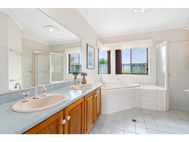 5 Avondale Drive, Banora Point NSW 2486