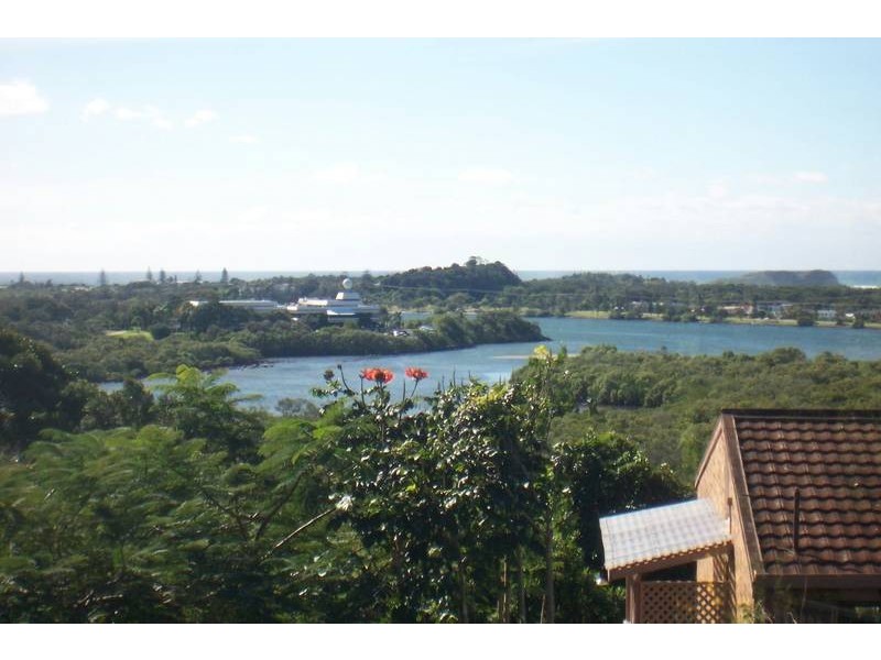 2 Allamanda Ave, Banora Point NSW 2486