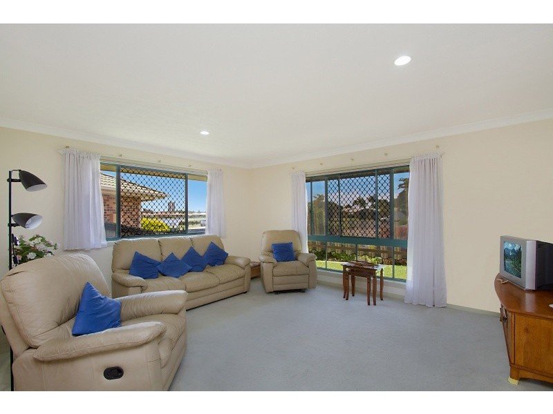11 Winders Place, Banora Point NSW 2486