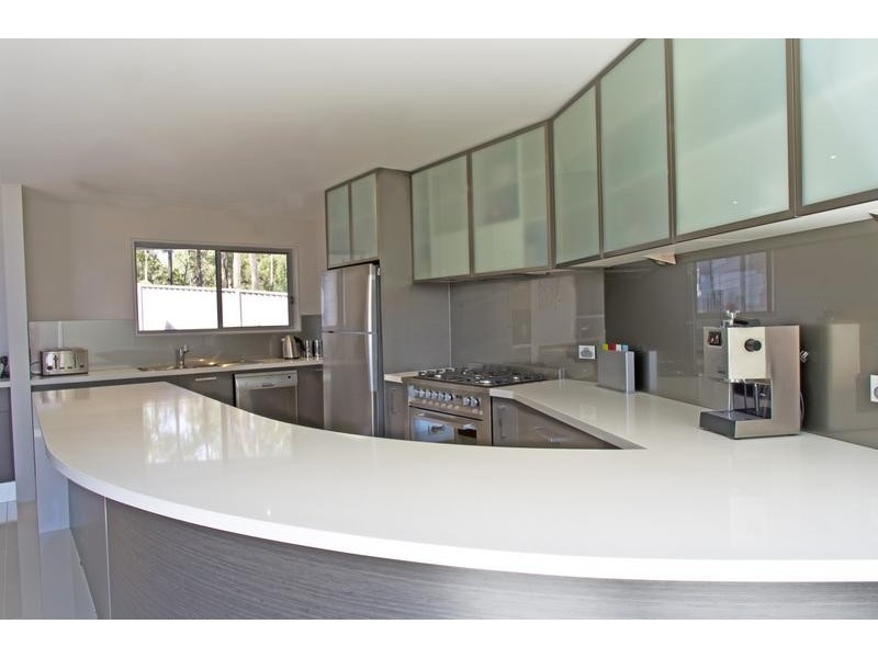 8 Hunter Place, Sunshine Bay NSW 2536
