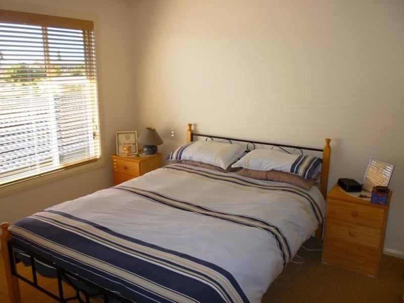 8 Cox Place, Sunshine Bay NSW 2536