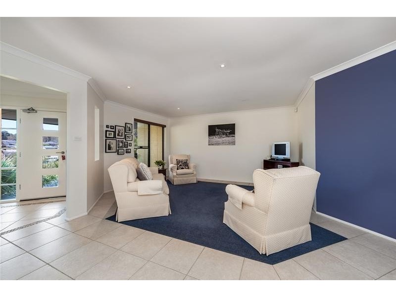 7 Leichhardt Place, Sunshine Bay NSW 2536