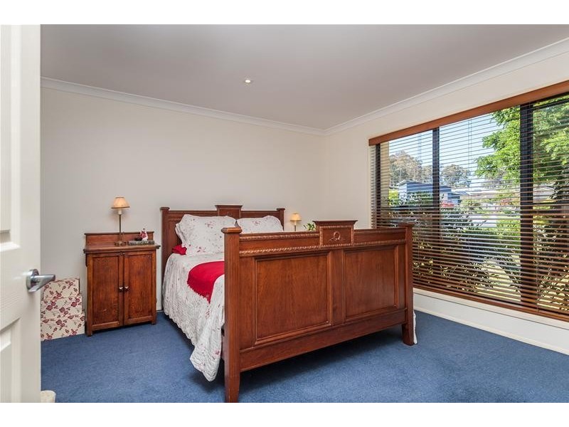 7 Leichhardt Place, Sunshine Bay NSW 2536