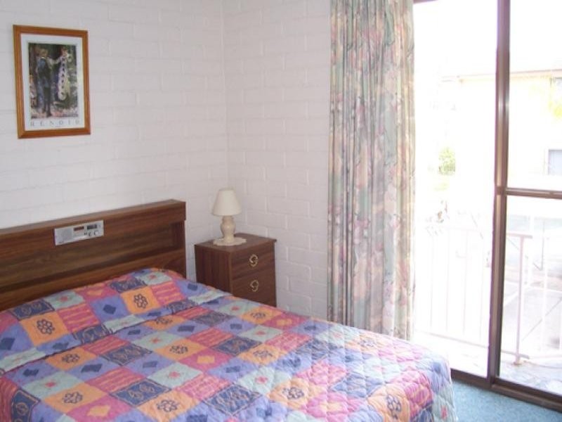 1/2 Matthew Parade, Batehaven NSW 2536