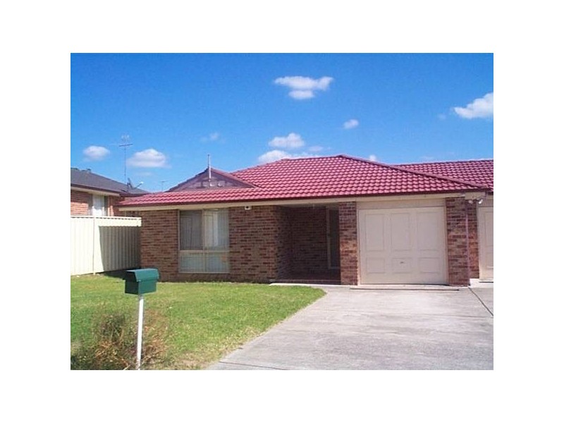 2/3 Withnell Cres, St Helens Park NSW 2560