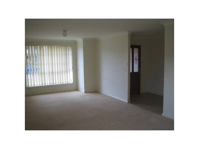 39 Archibald Cres, Rosemeadow NSW 2560