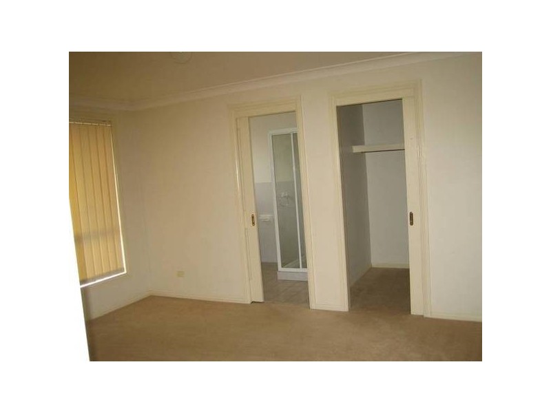 39 Archibald Cres, Rosemeadow NSW 2560