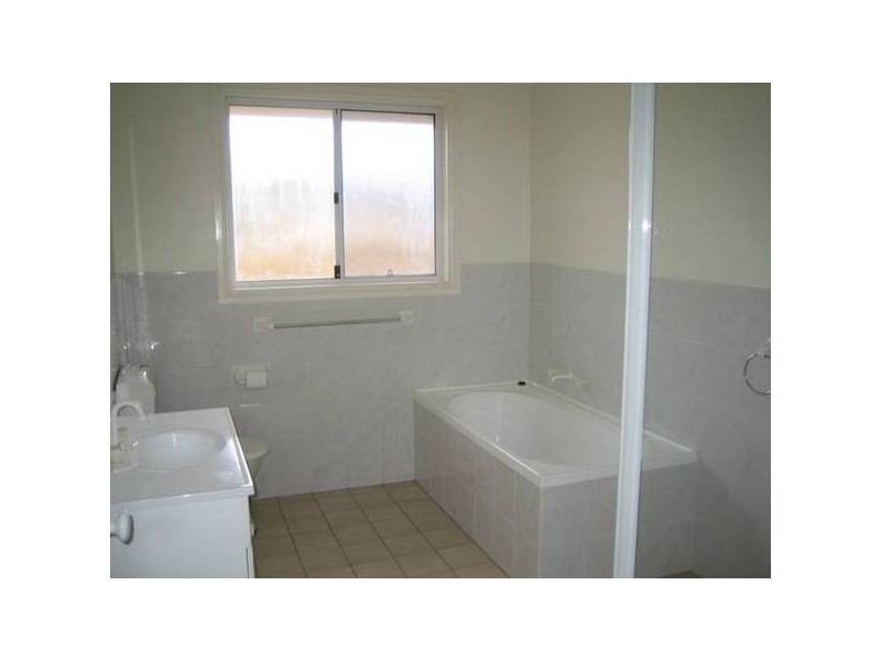 39 Archibald Cres, Rosemeadow NSW 2560