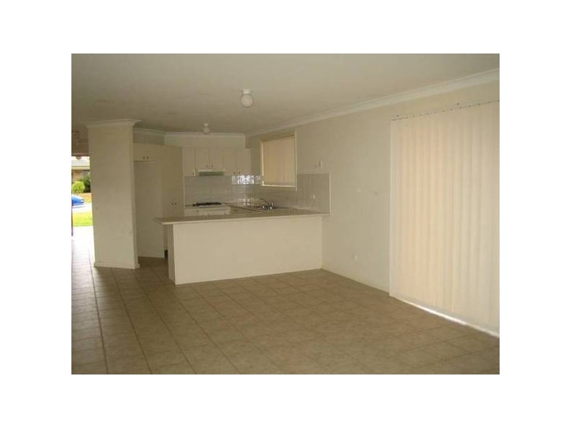 39 Archibald Cres, Rosemeadow NSW 2560