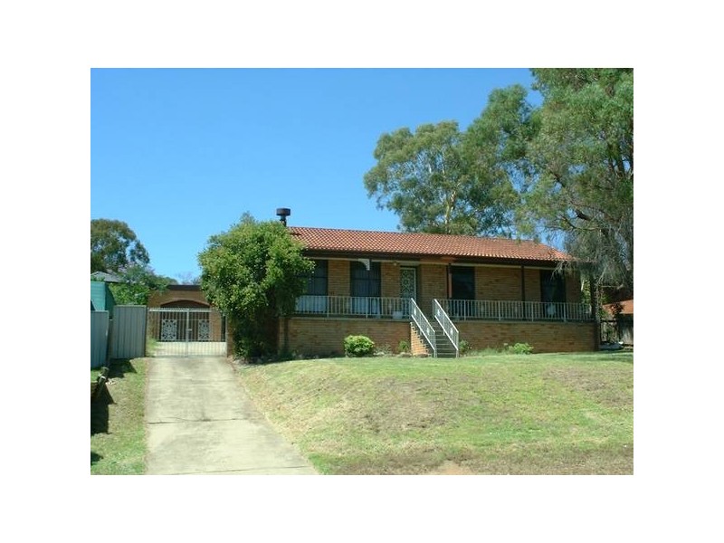 Eloura Cres, Woodbine NSW 2560