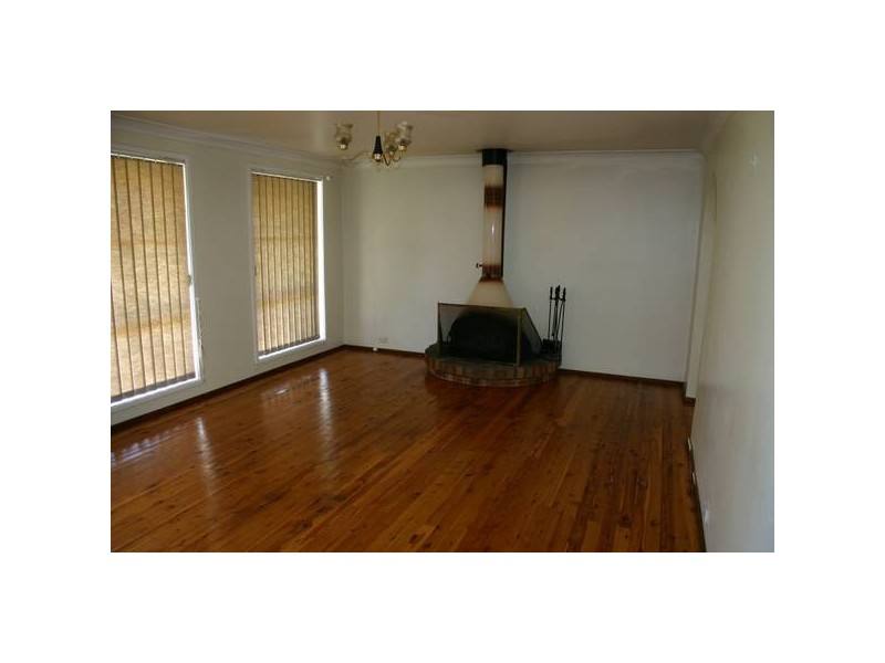 Eloura Cres, Woodbine NSW 2560