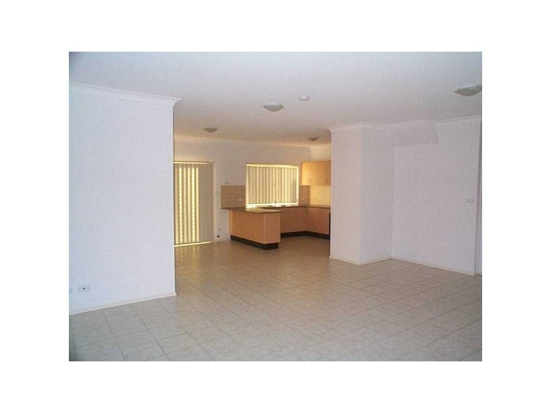 Fullerton Cct, St Helens Park NSW 2560