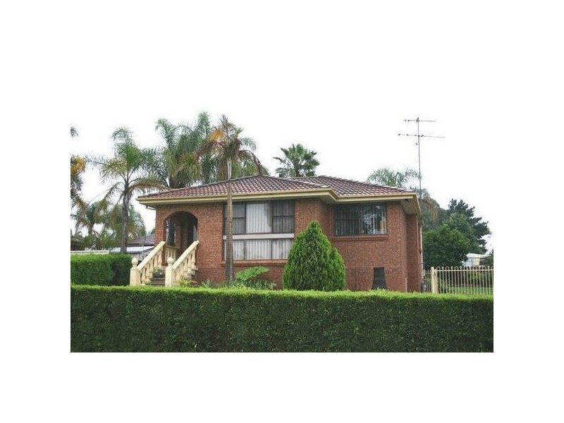 8 Desdemona Street, Rosemeadow NSW 2560