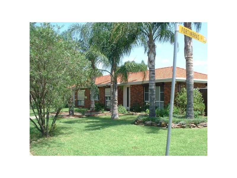1 Fortinbras Cl, Rosemeadow NSW 2560