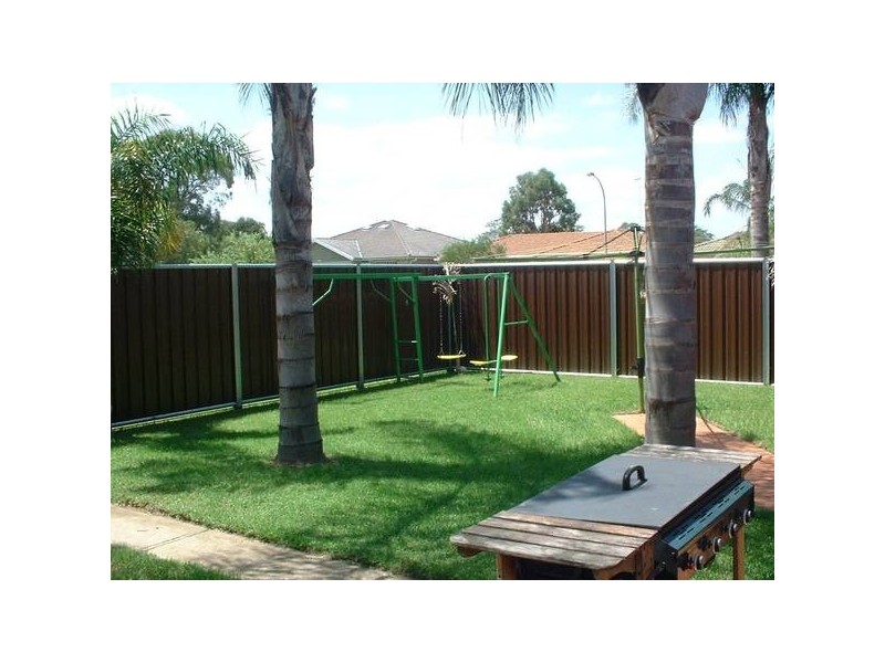 1 Fortinbras Cl, Rosemeadow NSW 2560