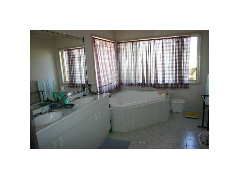 61 Englorie Park Dr, Glen Alpine NSW 2560