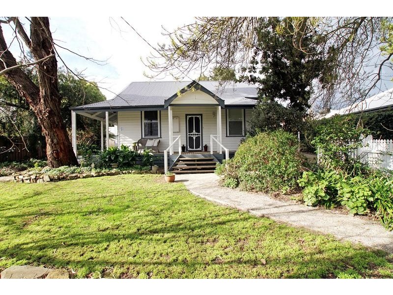 2 St Leonards Road, Healesville VIC 3777